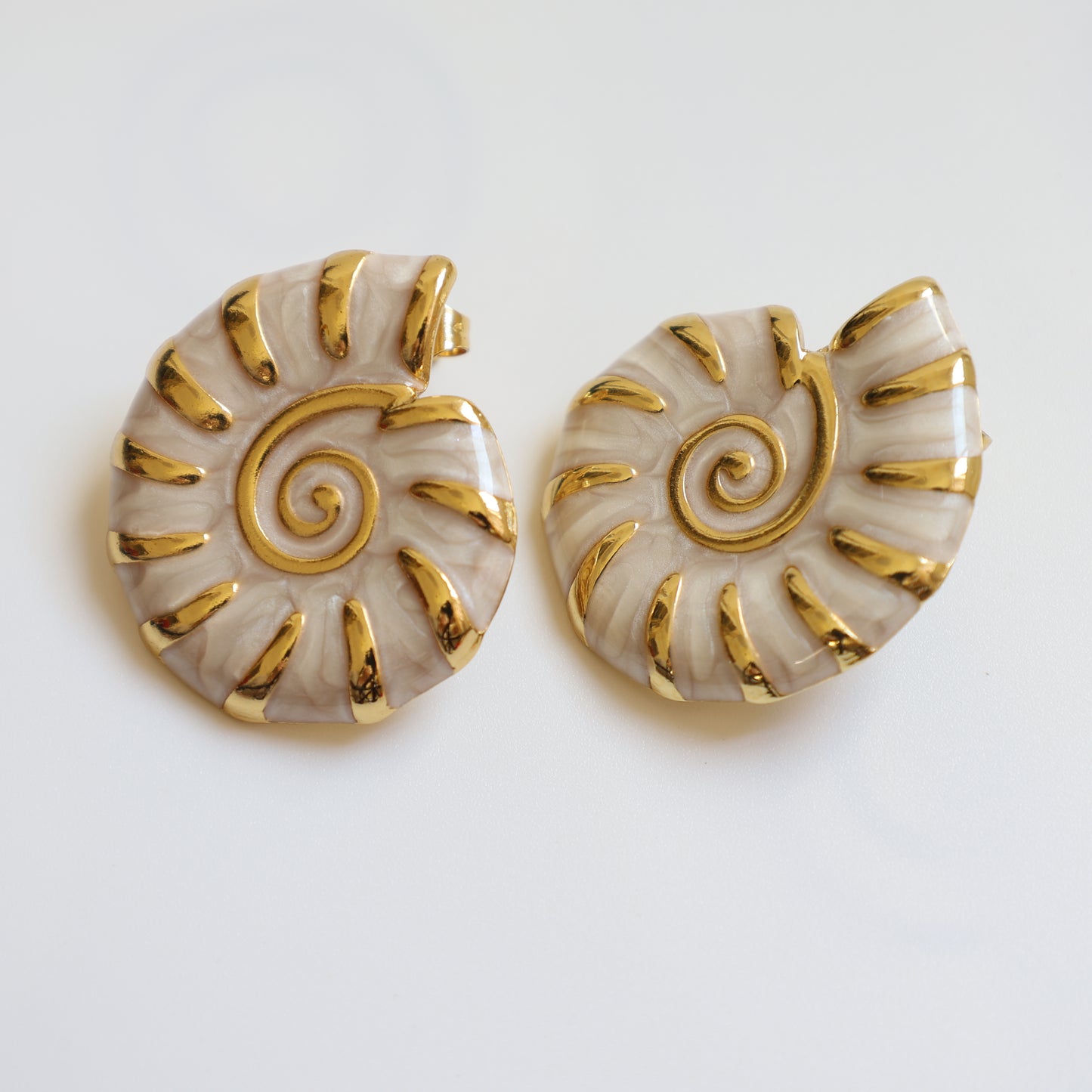 Conch Shell Stud Earrings - image 4