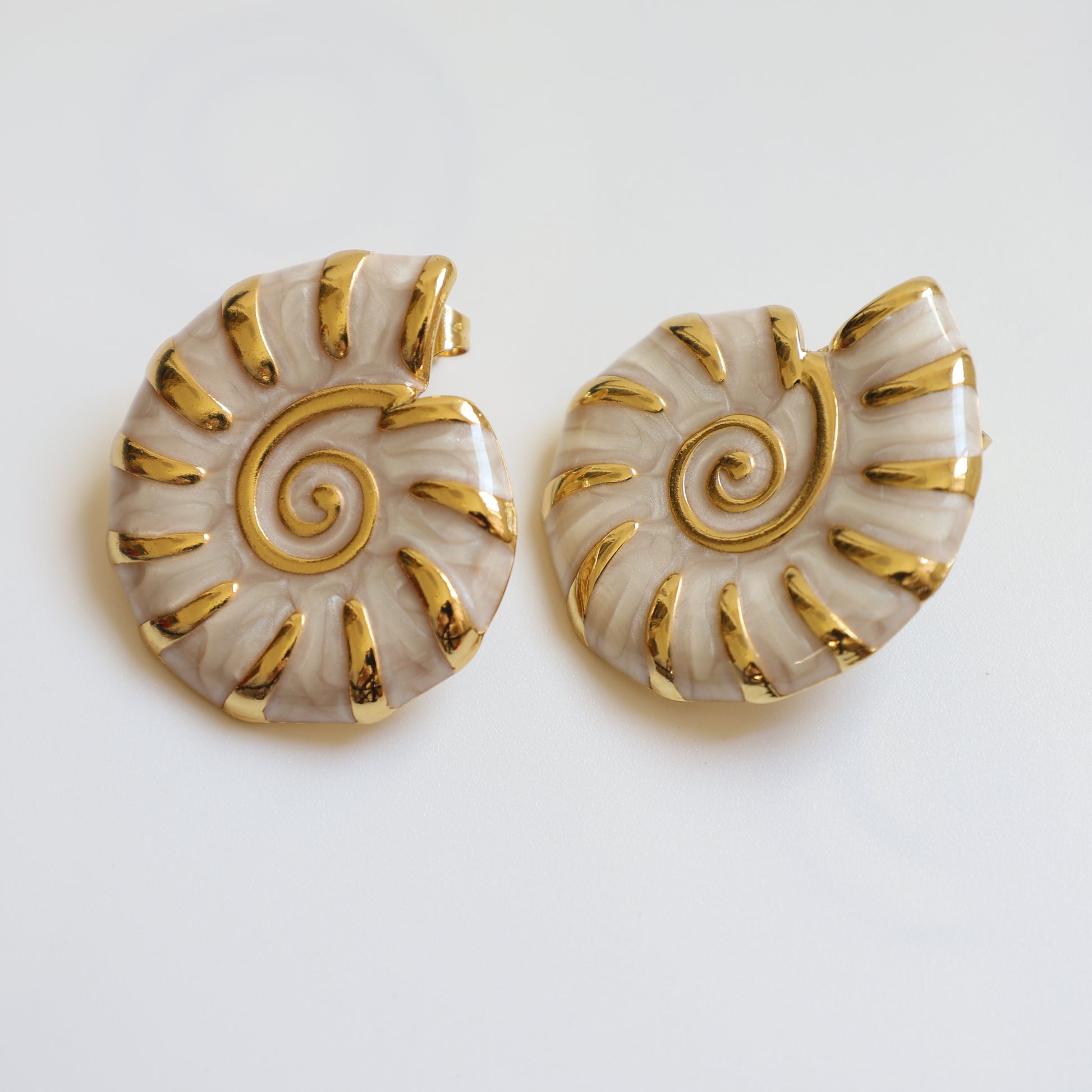 Conch Shell Stud Earrings - image 4