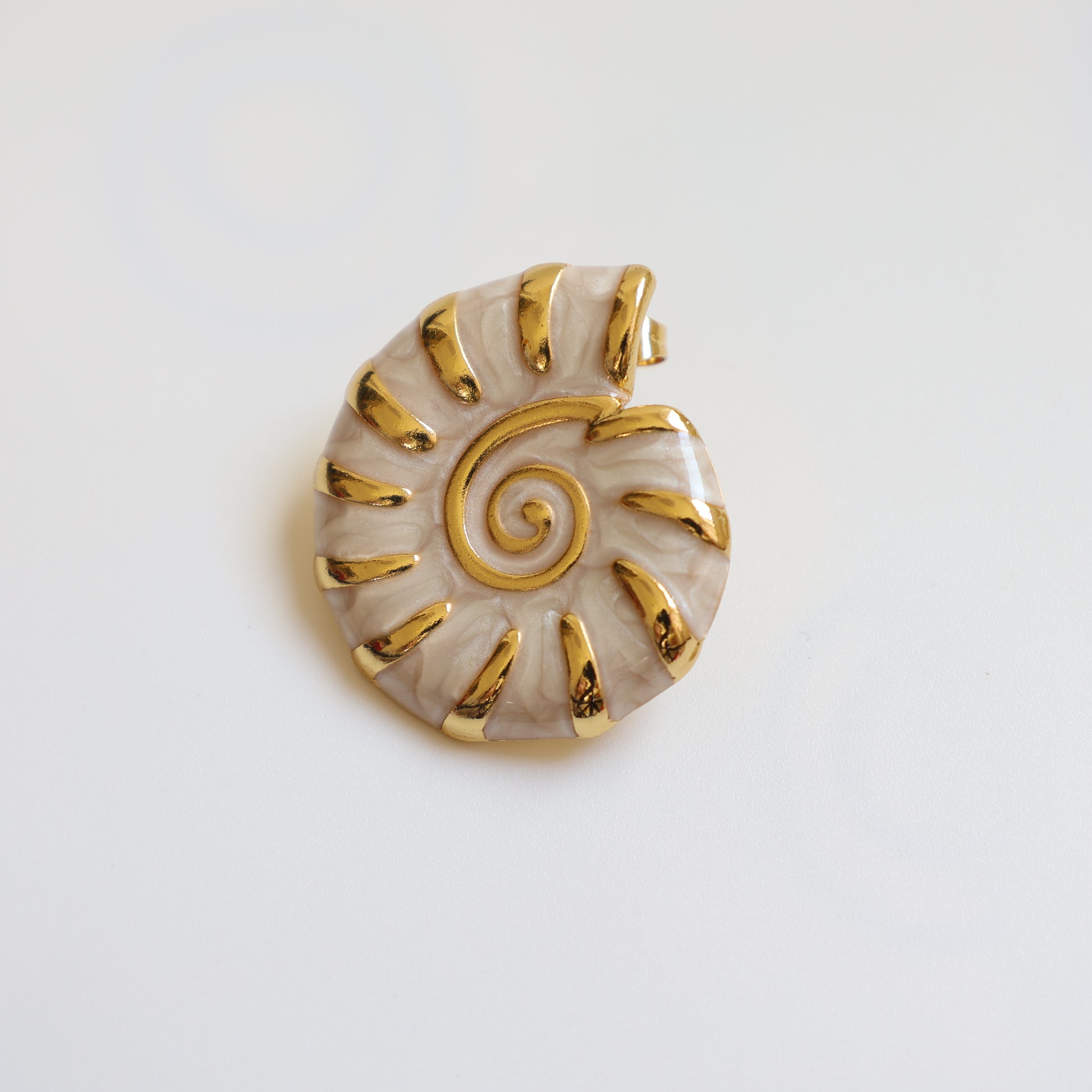 Conch Shell Stud Earrings - image 5